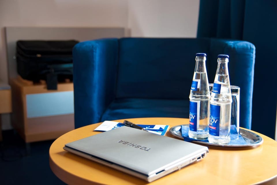 Staff, Restaurant/places to eat, Lobby or reception, Lounge or bar, Decorative detail, Decorative detail, Seating area, On site, Meeting/conference room, Shopping Area, Drinks, Alcoholic drinks, Non alcoholic drinks, Sunrise, Family