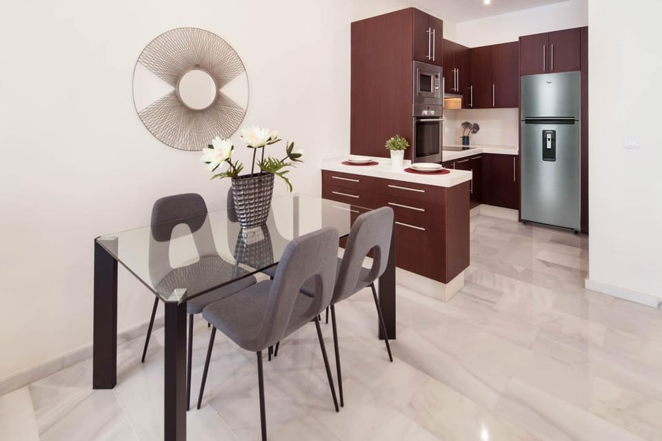 Kitchen or kitchenette, Dining area