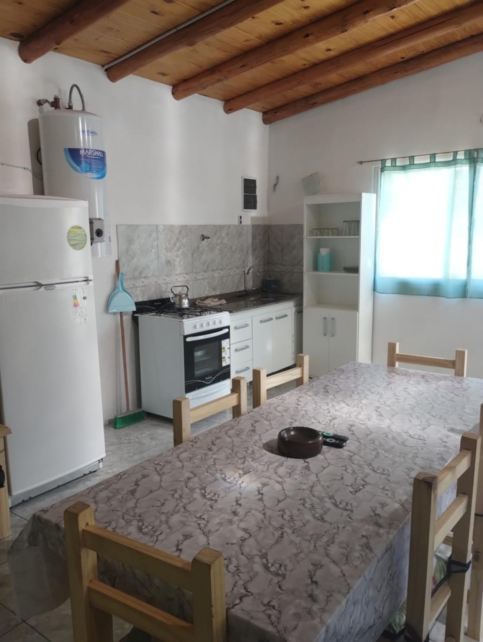 Kitchen or kitchenette, Dining area