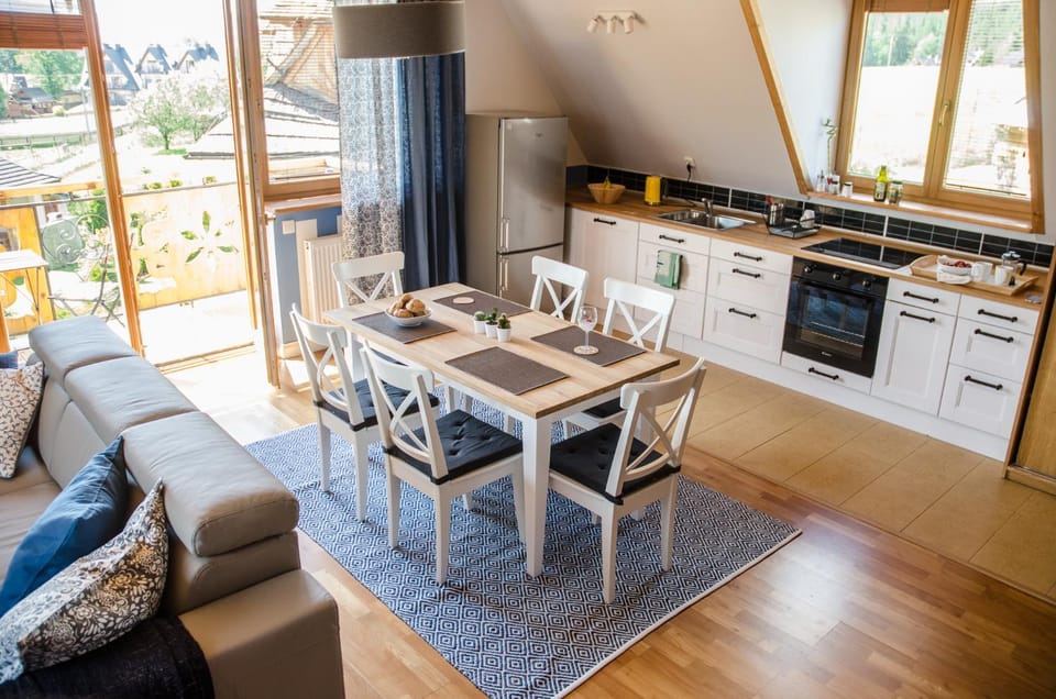 Kitchen or kitchenette, Dining area