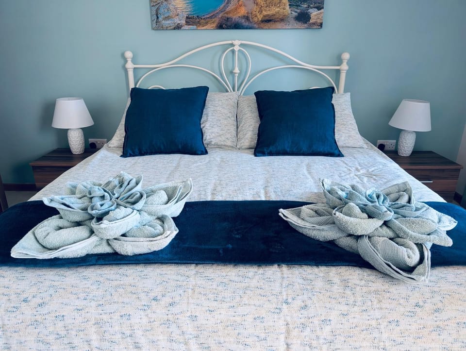 Sunset Haven Manikata - Walking distance to Golden Bay Apartment in Malta