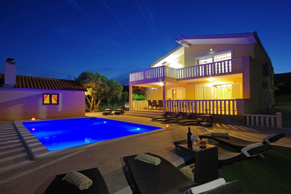 Property building, Swimming pool, Swimming pool