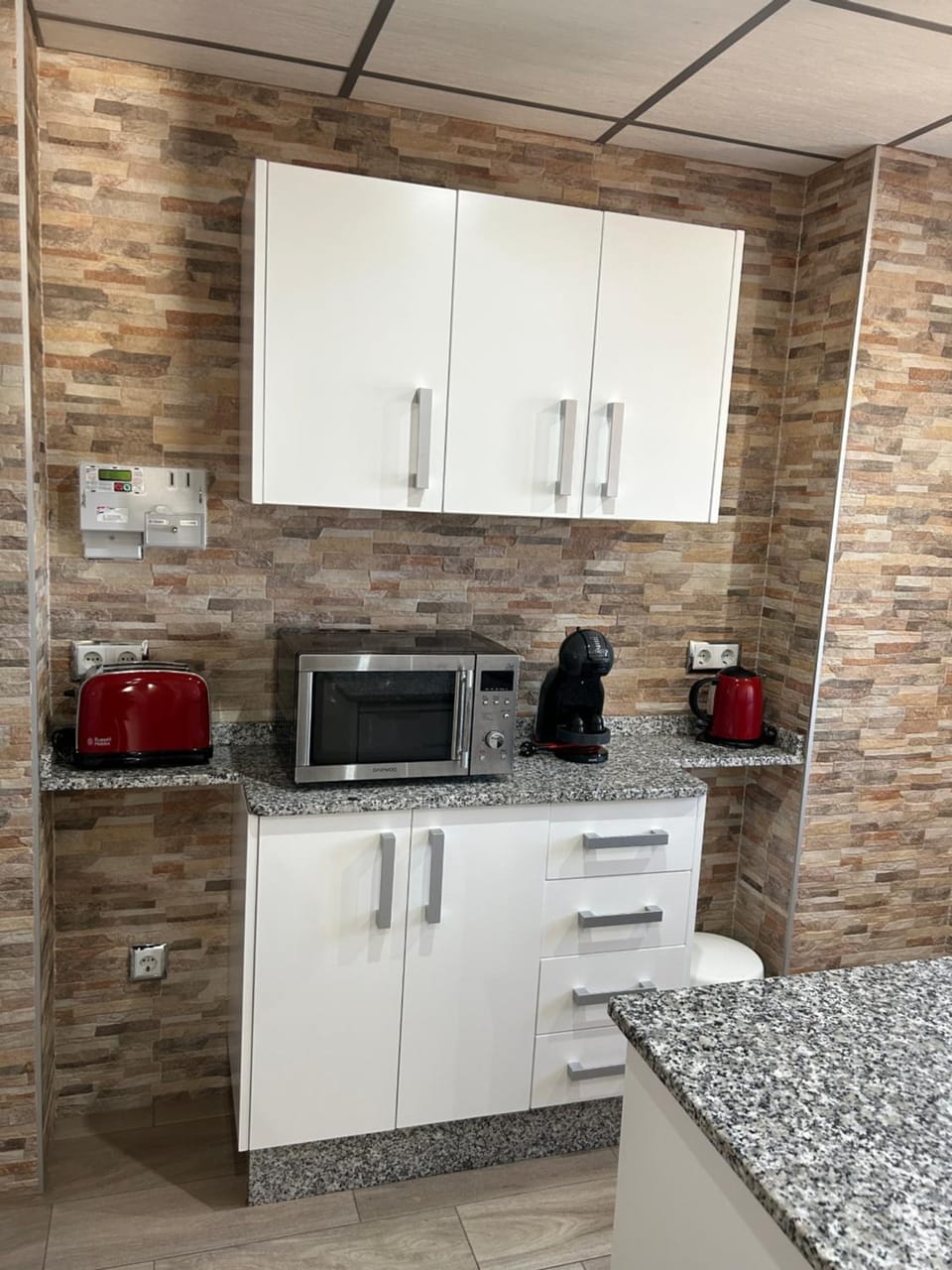 Coffee/tea facilities, Kitchen or kitchenette, microwave, toaster