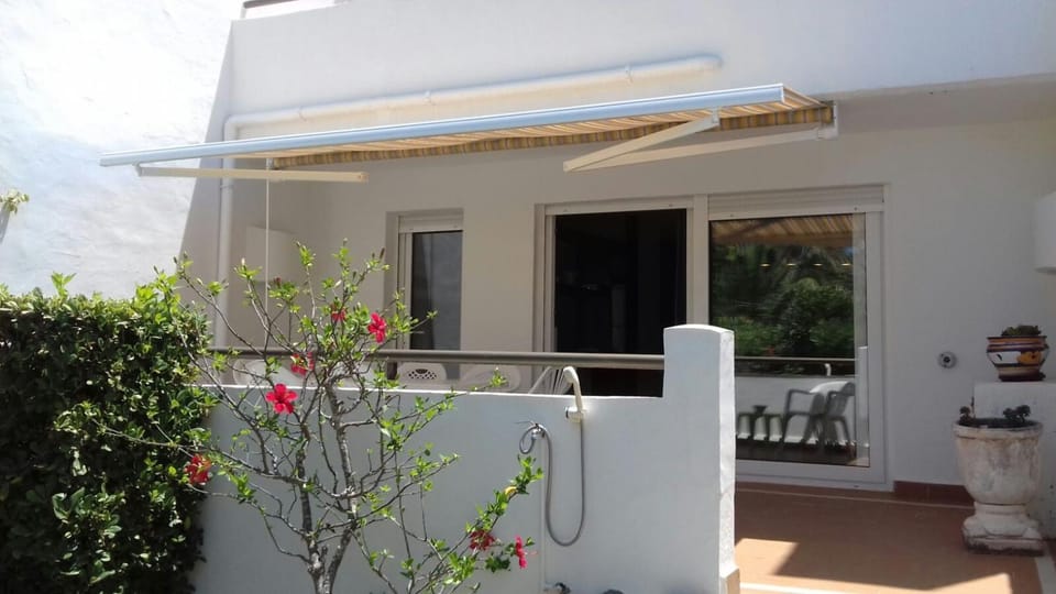 Facade/entrance, Day, Balcony/Terrace