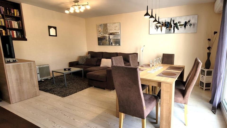 Living room, Seating area, Dining area