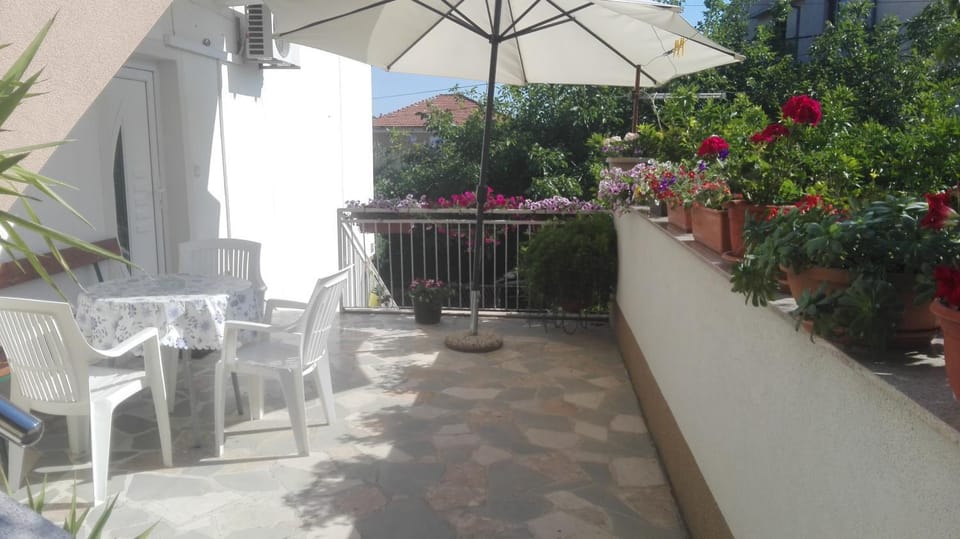 Neighbourhood, Balcony/Terrace