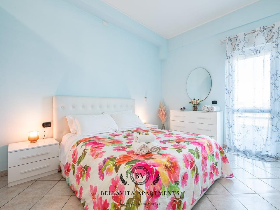 Bed, Balcony/Terrace, Photo of the whole room, Bedroom, locker, air conditioner