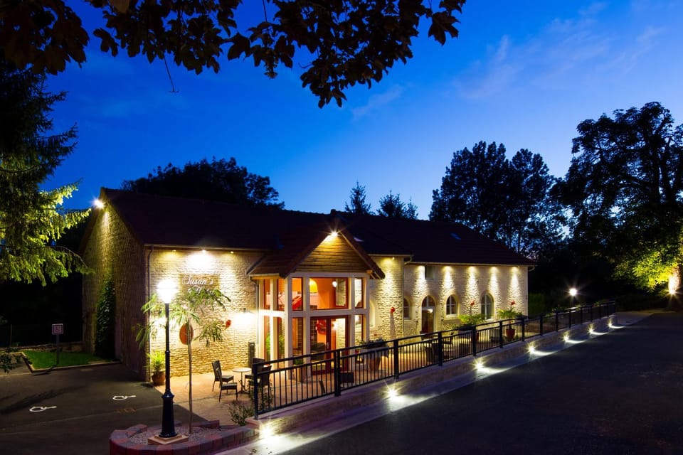 Property building, Facade/entrance, Night