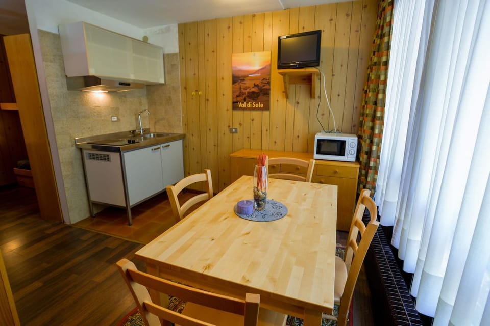TV and multimedia, Dining area, stove