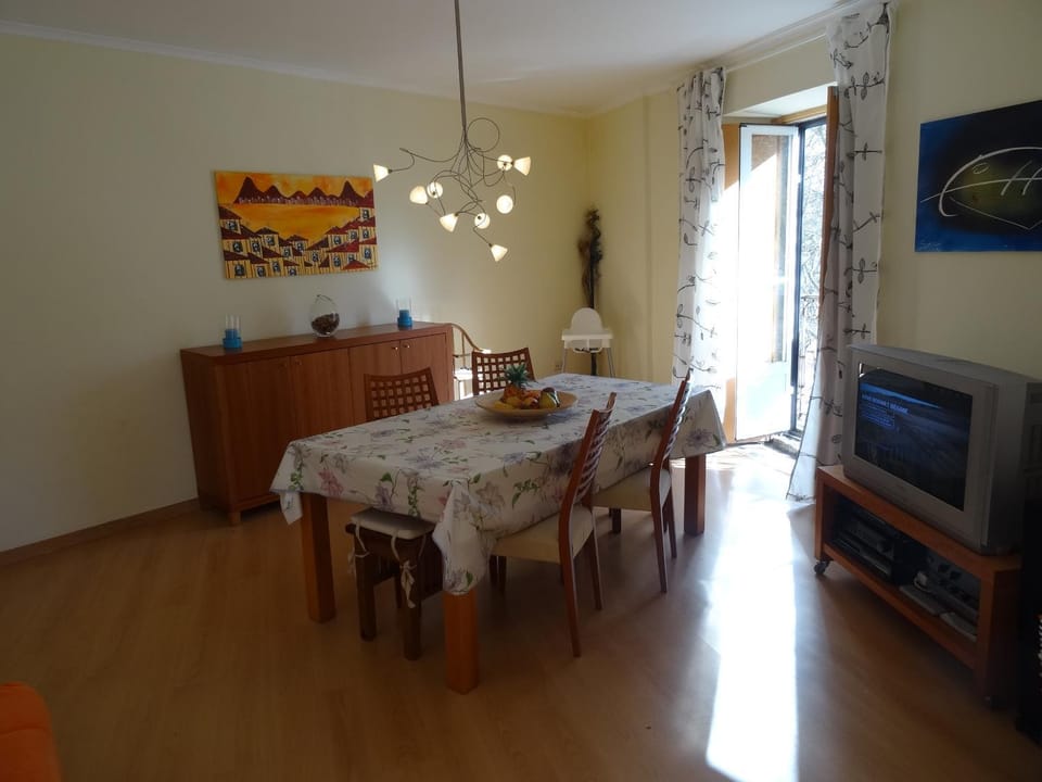 TV and multimedia, Seating area, Dining area