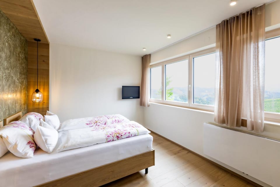 Bed, TV and multimedia, Photo of the whole room, Bedroom, towels