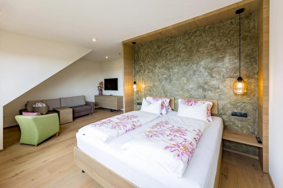 TV and multimedia, Photo of the whole room, Seating area, Bedroom