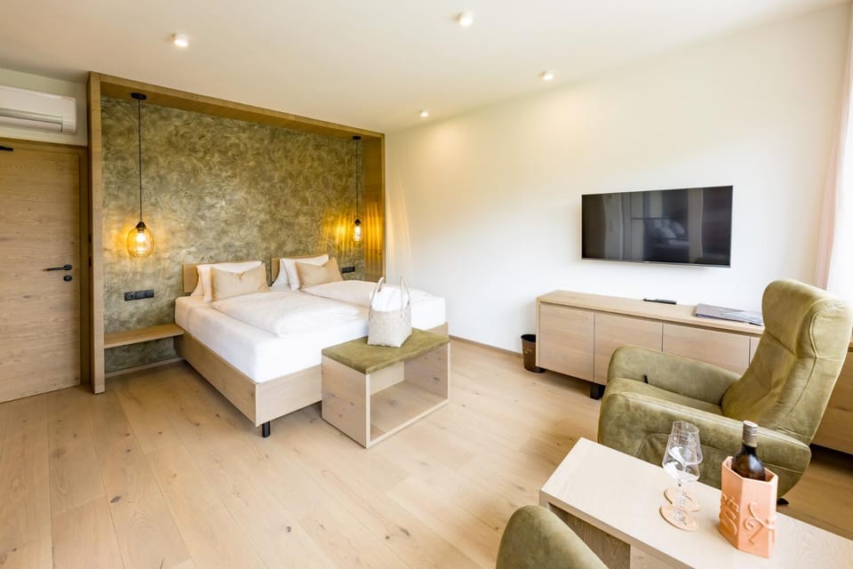 Bed, TV and multimedia, Photo of the whole room, Seating area, Bedroom, towels, air conditioner