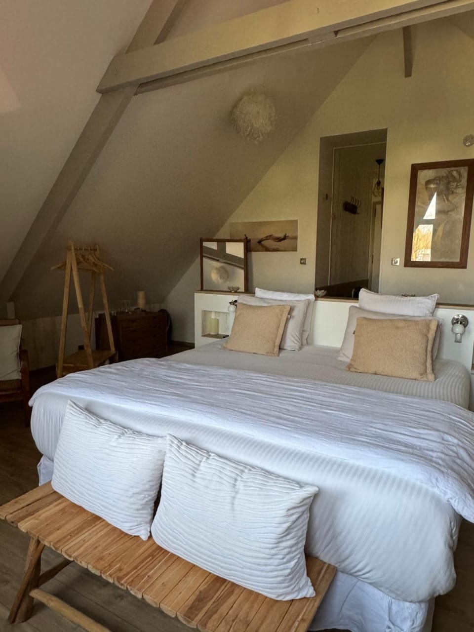 Photo of the whole room, Bedroom