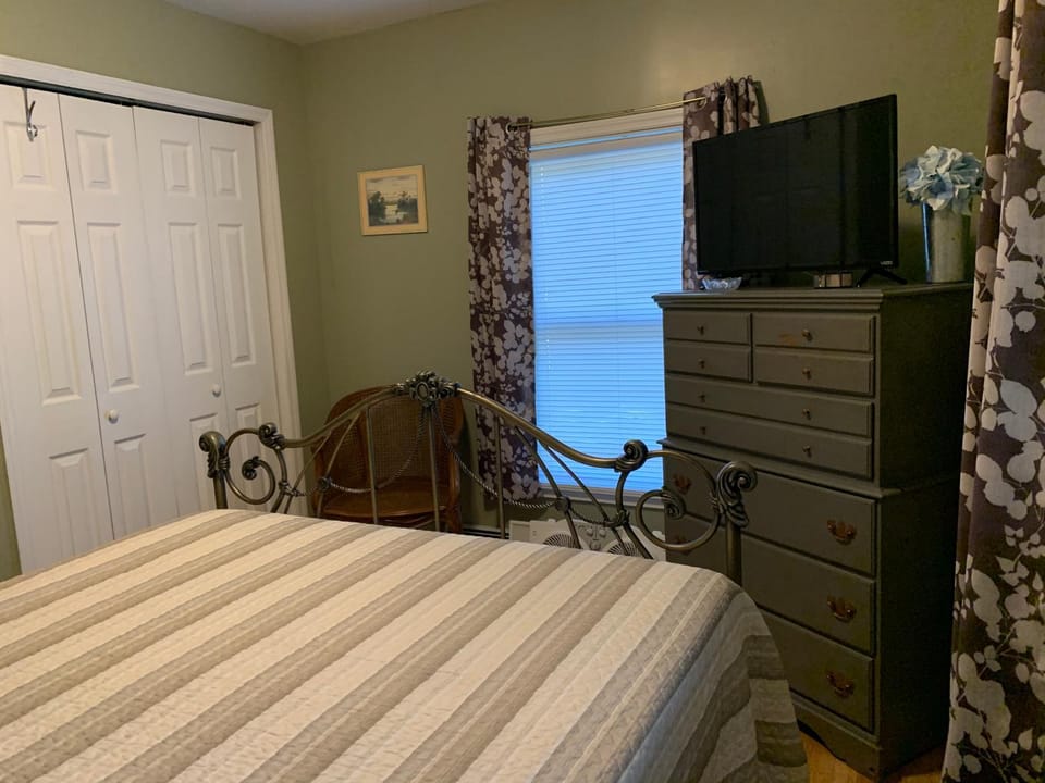 Bed, TV and multimedia, Bedroom