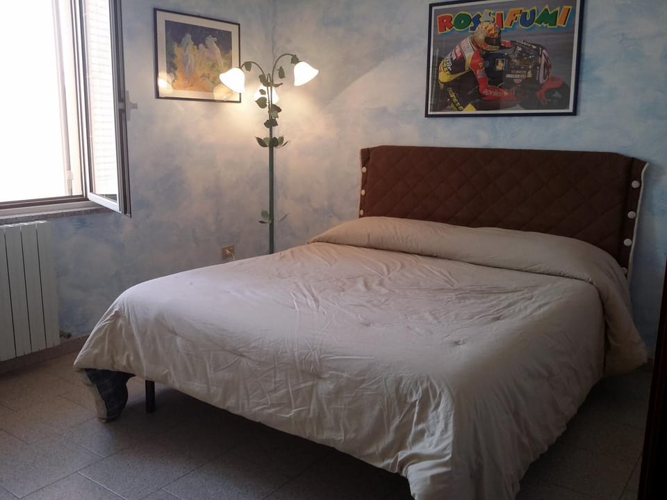 Bed, Bedroom, towels, air conditioner