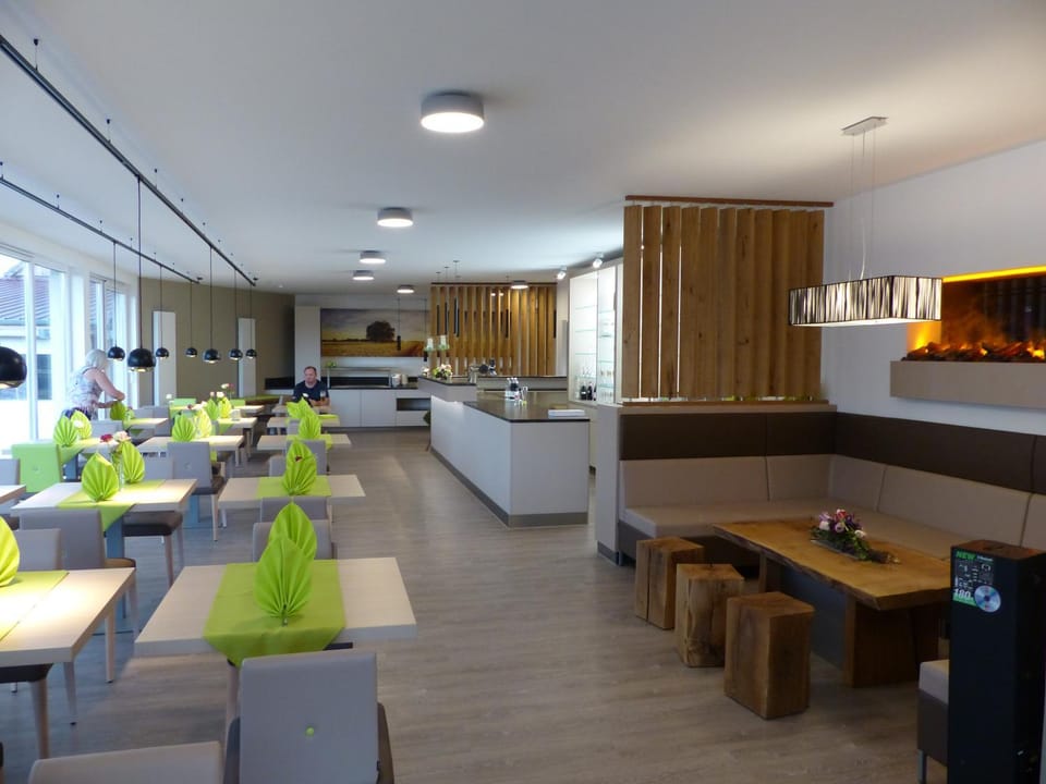Restaurant/places to eat, Lounge or bar, Breakfast