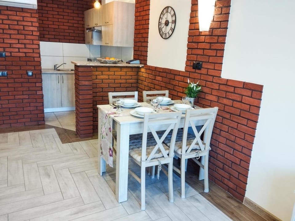Kitchen or kitchenette, Dining area, minibar, stove
