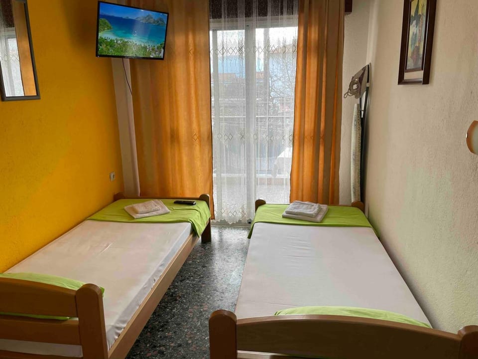 Property building, Bed, TV and multimedia, Bedroom
