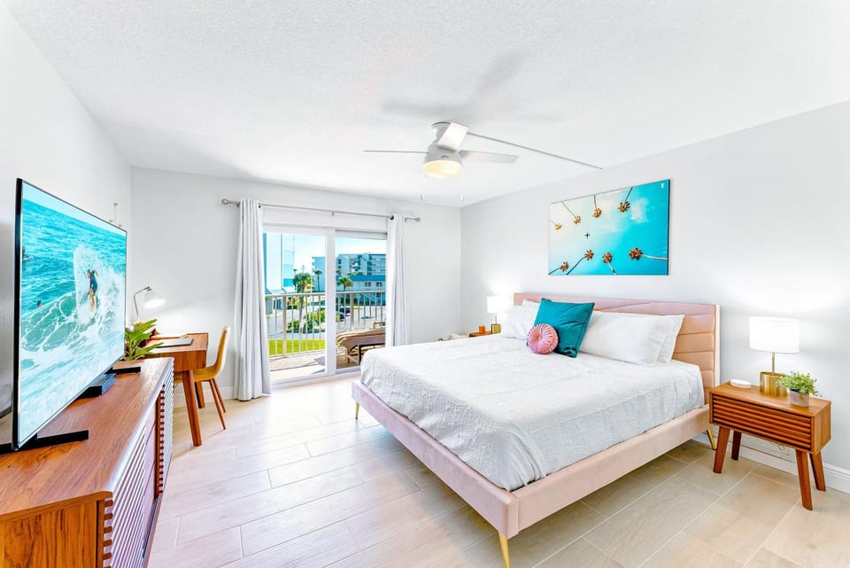 Bed, TV and multimedia, View (from property/room), Photo of the whole room, Bedroom