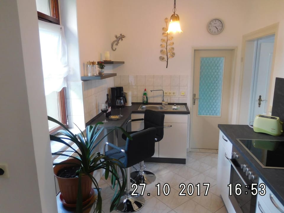 Coffee/tea facilities, Kitchen or kitchenette, Dining area