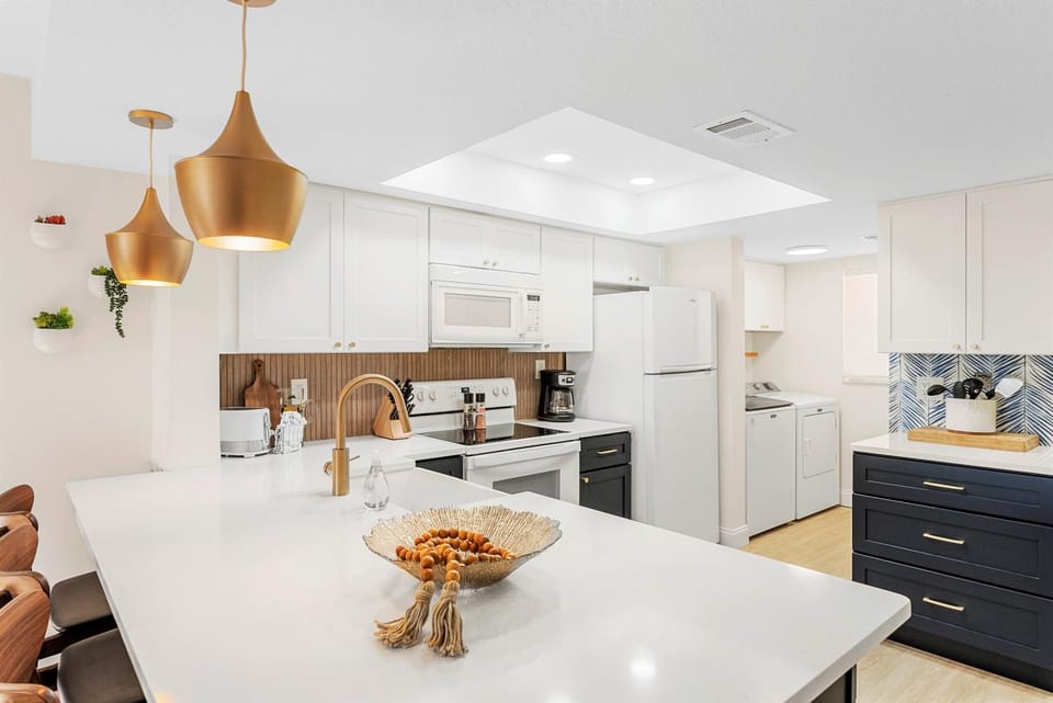 Coffee/tea facilities, Kitchen or kitchenette, Dining area, dishwasher, microwave, oven, stove, toaster