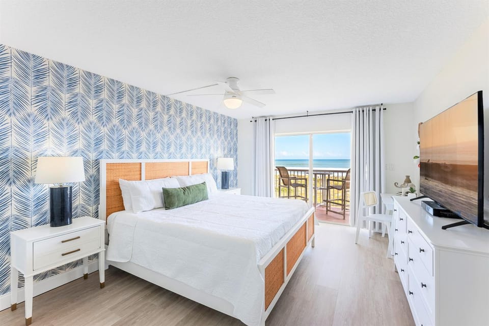 Bed, TV and multimedia, Photo of the whole room, Bedroom, Sea view, wardrobe
