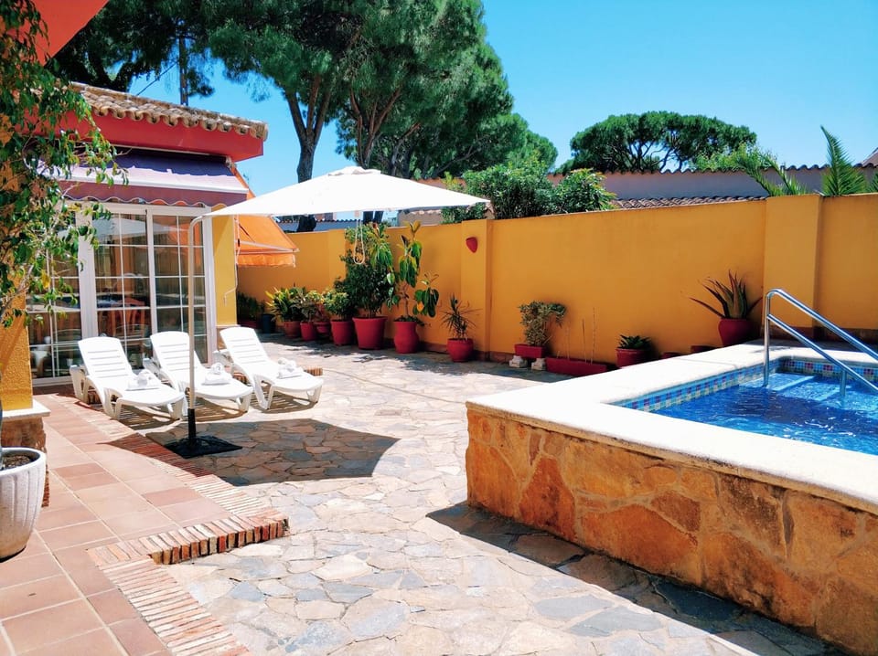 VillaLaJaraCom CHALET CON PISCINA, PROHIBIDAS DESPEDIDAS GRUPOS Y FIESTAS, SOLO FAMILIAS RECEPCION POR EL PROPlETARIO Villa in El Puerto de Santa María