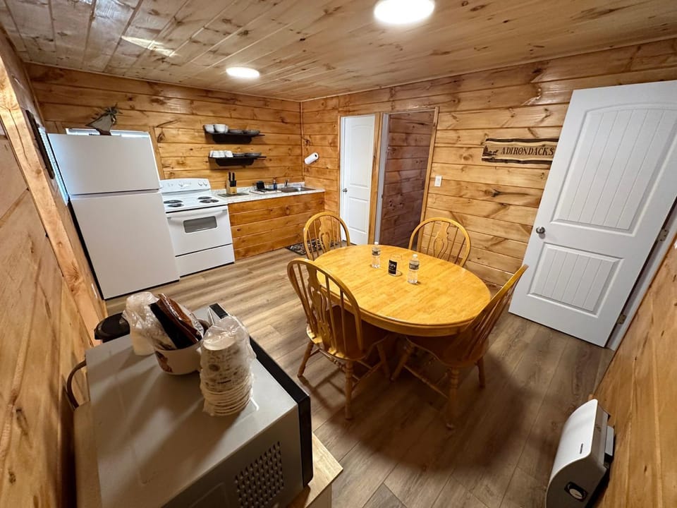 Kitchen or kitchenette, Dining area, oven