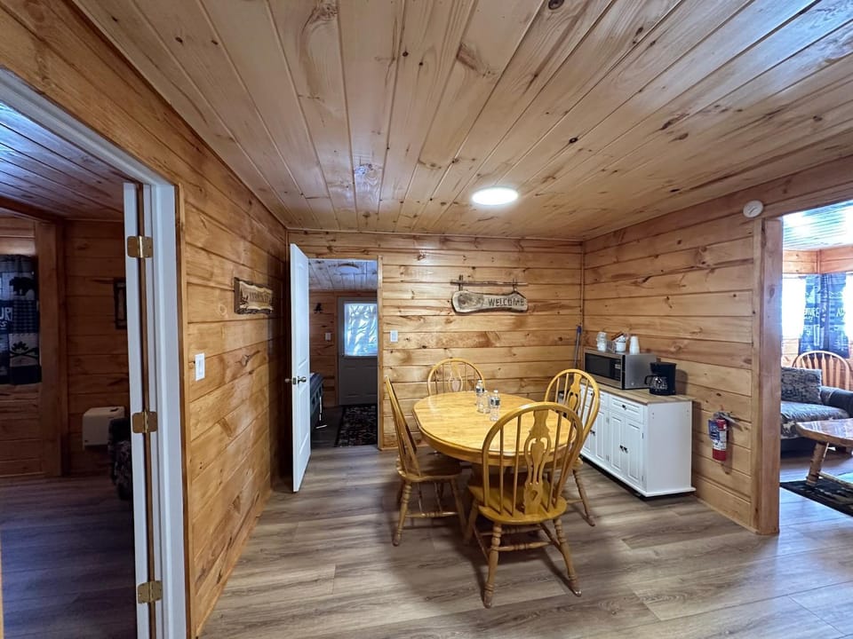 Coffee/tea facilities, Kitchen or kitchenette, Dining area, oven, stove, toaster