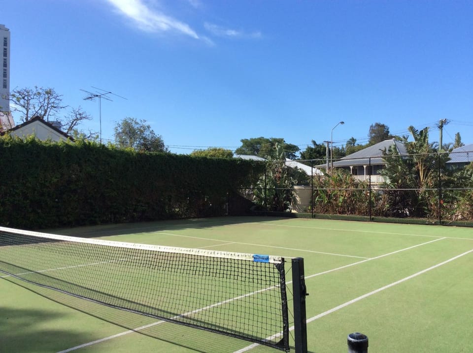 Day, Tennis court