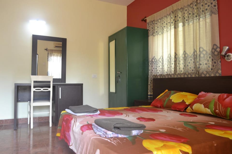 Bed, Photo of the whole room, Decorative detail, Bedroom