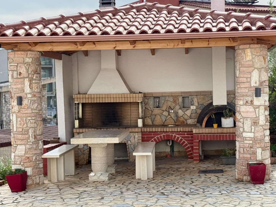 Property building, BBQ facilities, Internal: Not applicable to any particular room