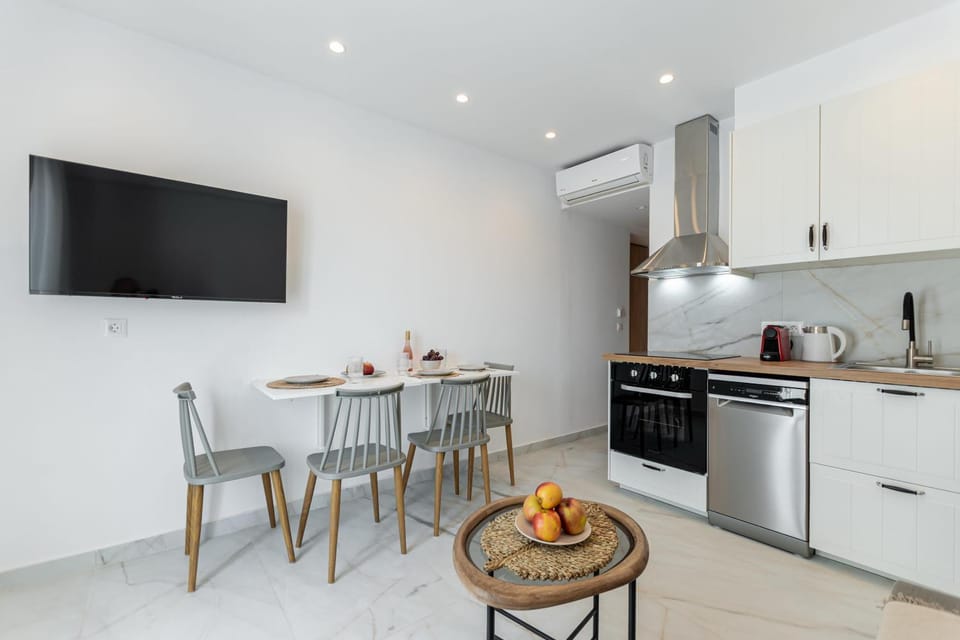 TV and multimedia, Coffee/tea facilities, Kitchen or kitchenette, Living room, Seating area, oven, stove