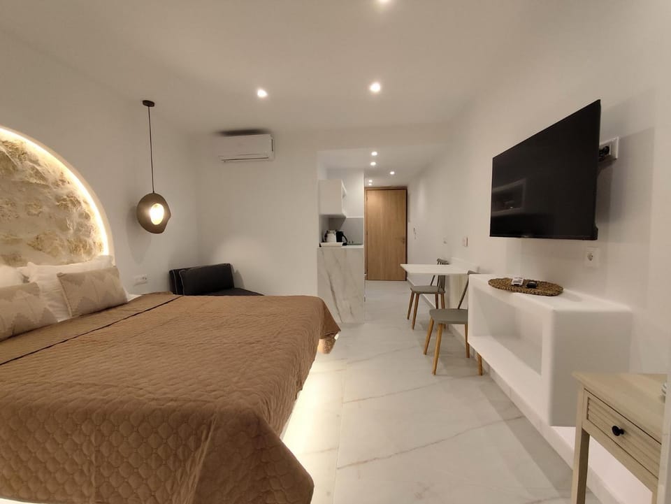 Bed, TV and multimedia, Bedroom