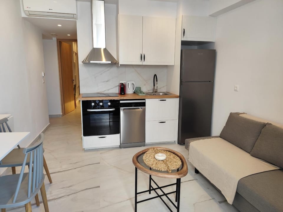 Coffee/tea facilities, Kitchen or kitchenette, Living room, Seating area, Dining area, oven, stove