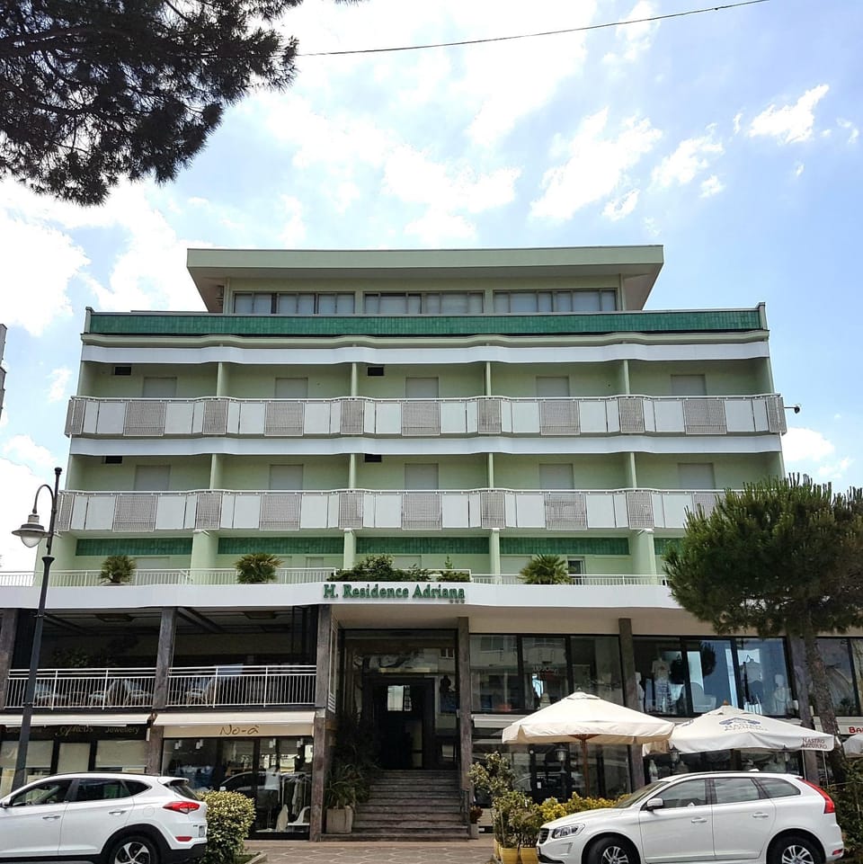 Facade/entrance