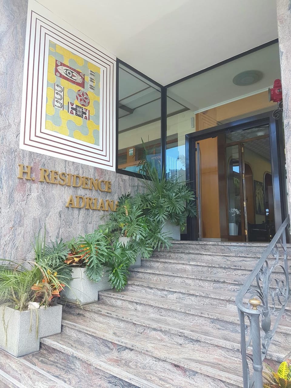 Facade/entrance