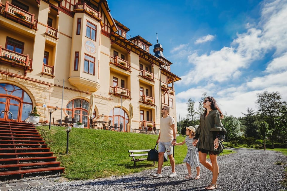 Property building, Day, People, Natural landscape, Garden, children, group of guests