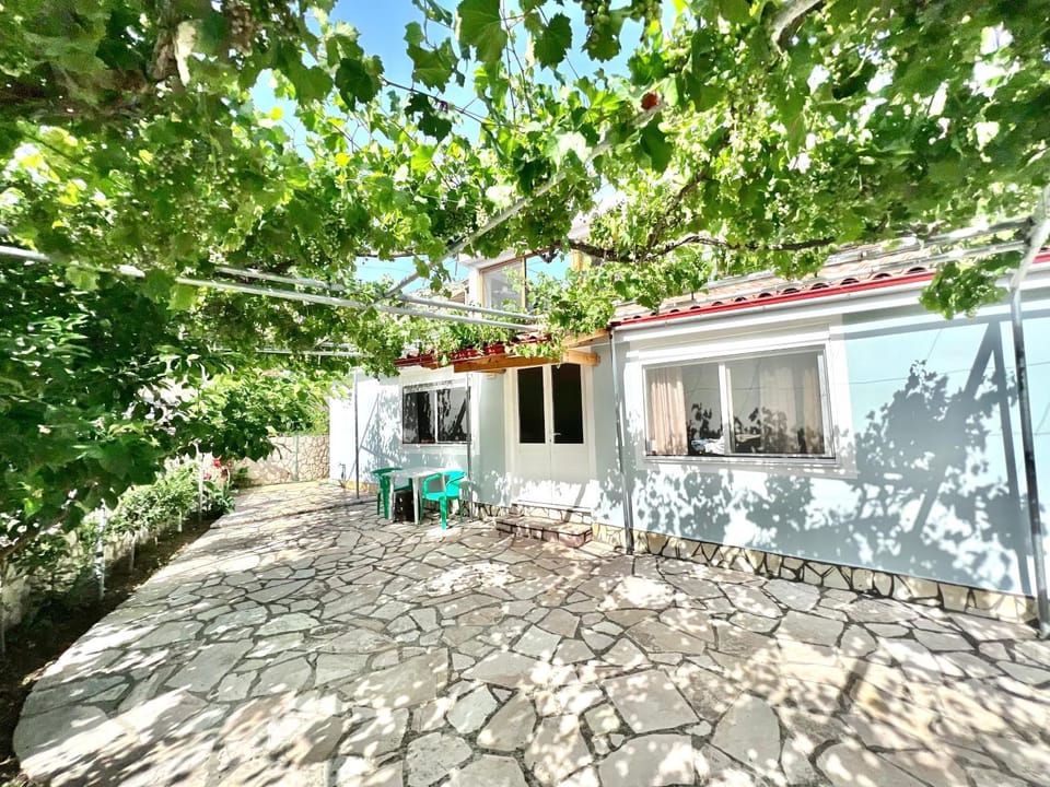 Property building, Patio, Spring, Day, Garden, Garden view