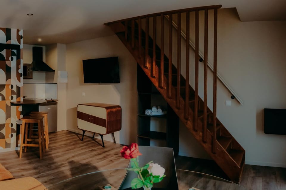 TV and multimedia, Kitchen or kitchenette, Living room, Seating area, Dining area