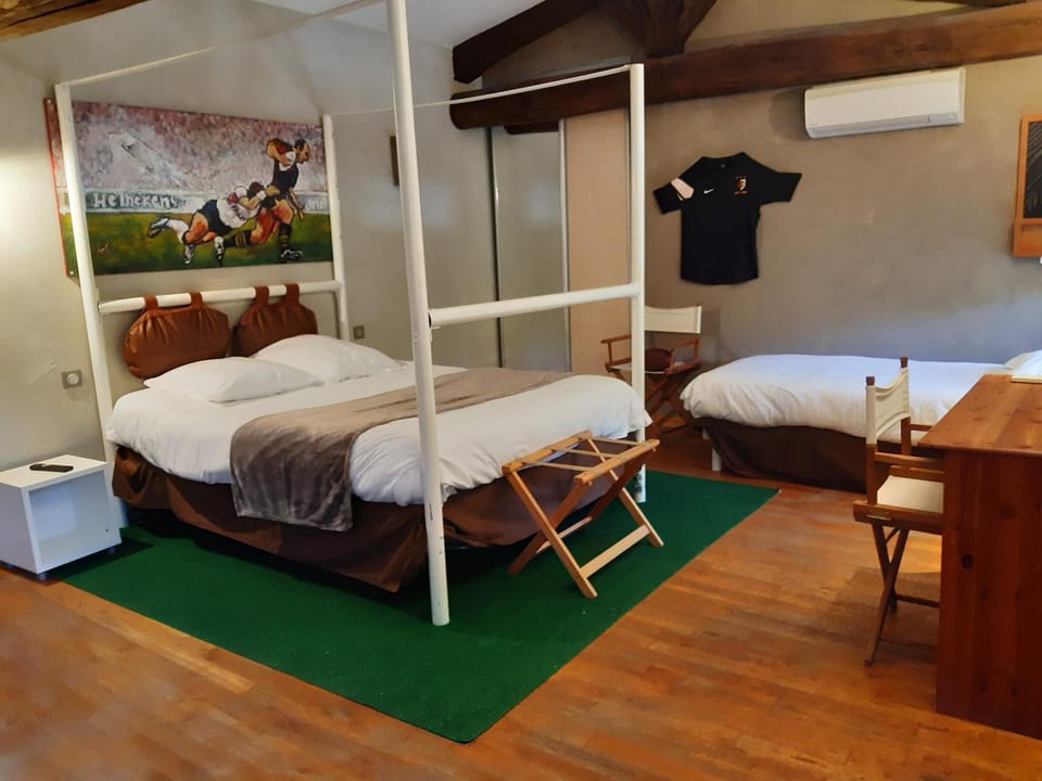 Photo of the whole room, Bedroom