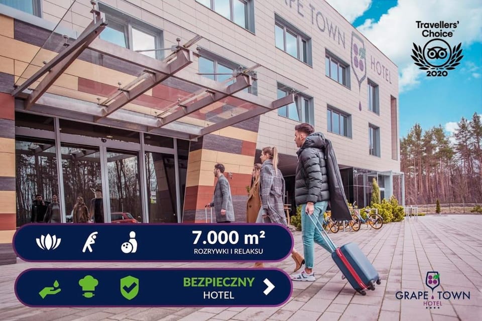 Property building, Day, People, Logo/Certificate/Sign, group of guests, Facility for disabled guests
