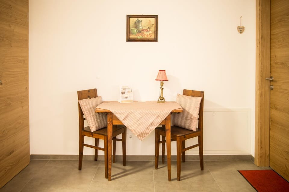 Coffee/tea facilities, Kitchen or kitchenette, Seating area, Dining area