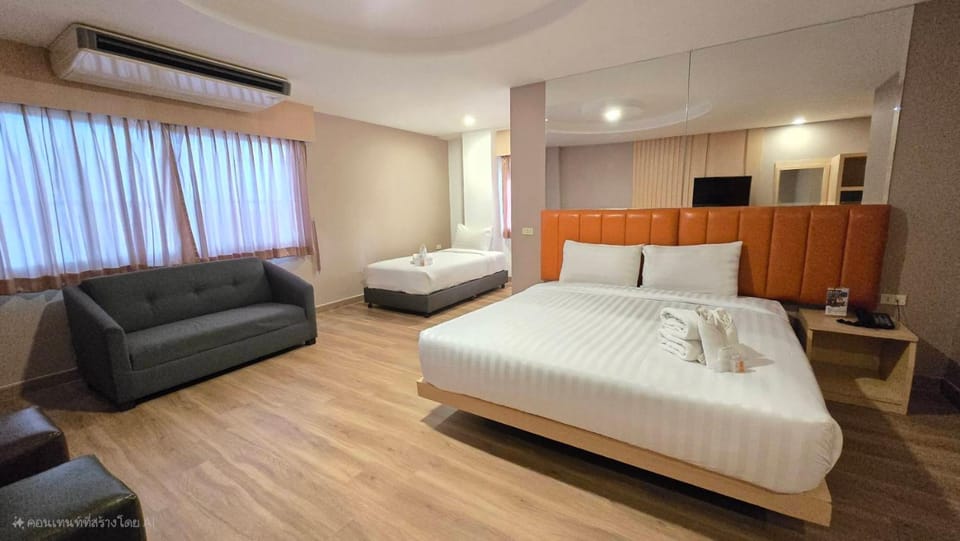 Bed, TV and multimedia, Seating area, Bedroom, towels, air conditioner