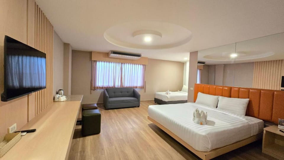 Bed, TV and multimedia, Seating area, Bedroom, air conditioner