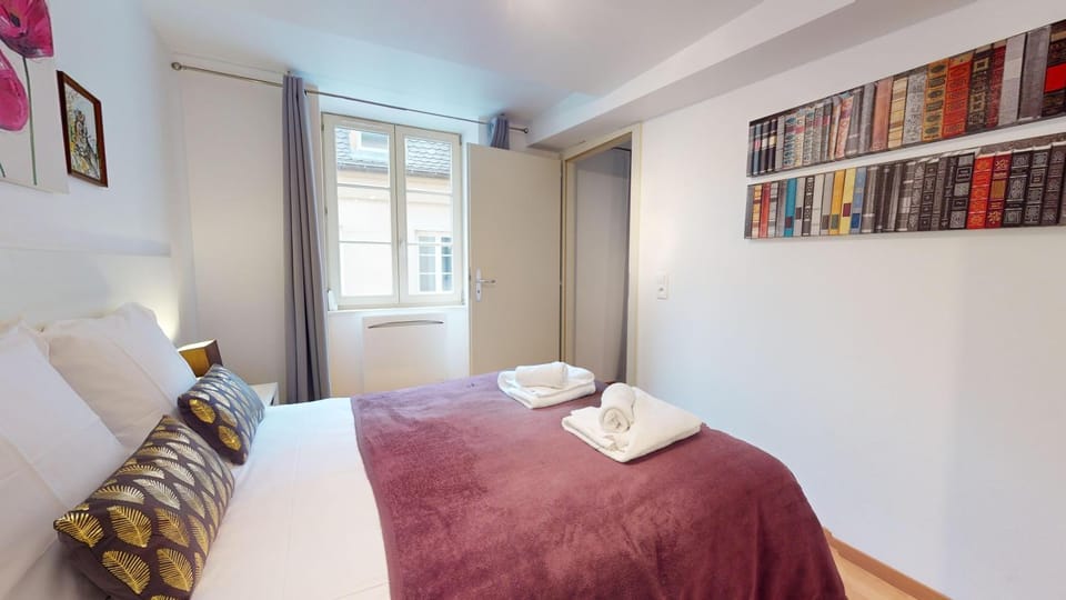 Bed, Photo of the whole room, Bedroom, towels