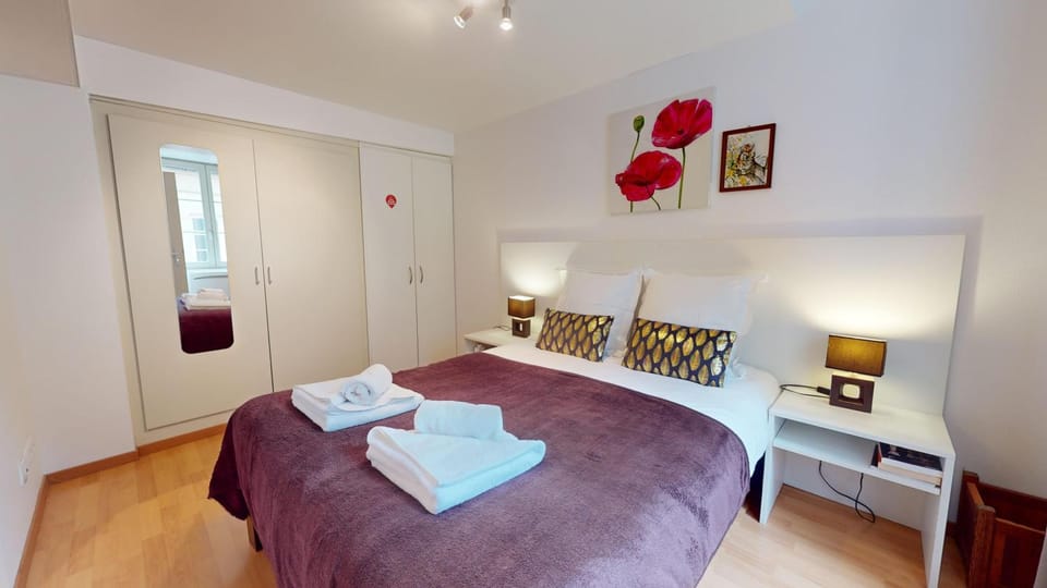 Bed, Photo of the whole room, Bedroom, towels