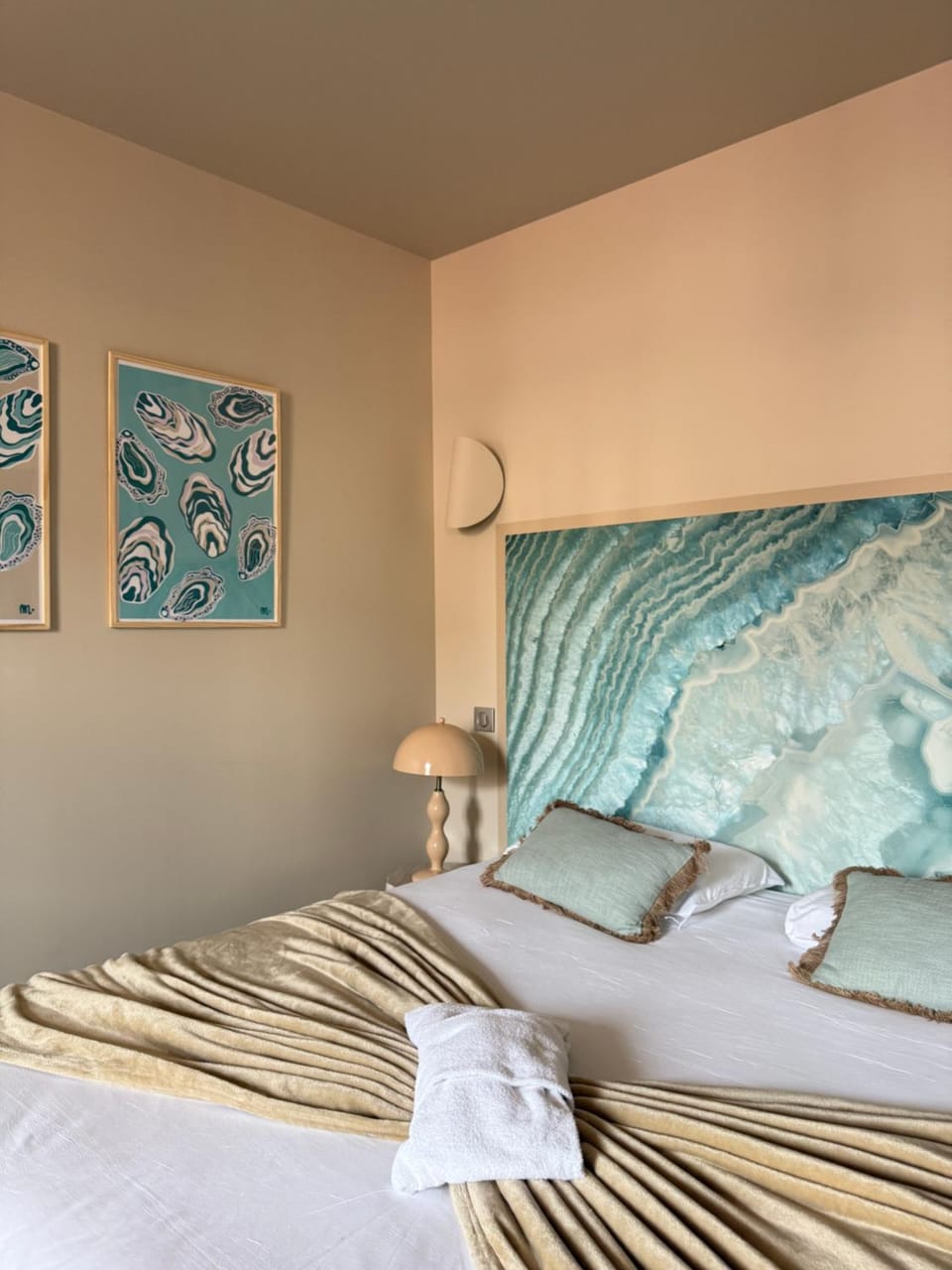Bed, Photo of the whole room, Decorative detail, Bedroom