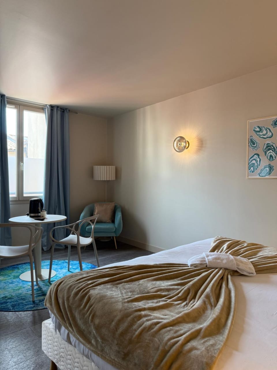 Bed, Living room, Photo of the whole room, Seating area, Bedroom
